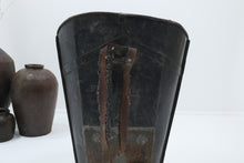Load image into Gallery viewer, Vintage tin Chateau Neuf Du-Pape grape carrier 