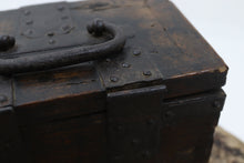 Load image into Gallery viewer, Vintage asian wooden seal stamp container